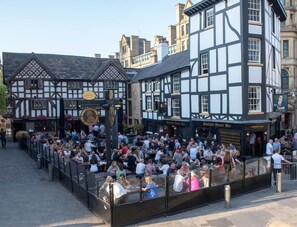 Outdoor dining - Cosy 1BD Apt in Central Manchester (Salford)