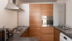 Oven, stovetop, high chair - Cosy 1BD Apt in Central Manchester (Salford)