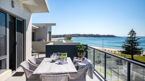 Outdoor dining - Mollymook Luxury Beachfront Apartment 10 - Stunning top-floor apartment with expansive ocean views (Mollymook)