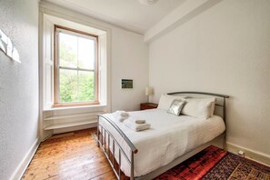 Apartment (2 Bedrooms) | 2 bedrooms, iron/ironing board, bed sheets - Bright Flat in City Centre for up to 6 Guests! (Edinburgh)