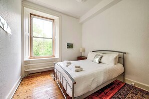 2 bedrooms, iron/ironing board, bed sheets - Bright Flat in City Centre for up to 6 Guests! (Edinburgh)