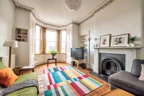 Apartment (2 Bedrooms) | 2 bedrooms, iron/ironing board, bed sheets - Bright Flat in City Centre for up to 6 Guests! (Edinburgh)