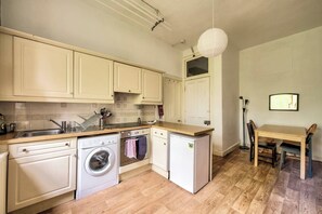 Oven, cookware/dishes/utensils - Bright Flat in City Centre for up to 6 Guests! (Edinburgh)