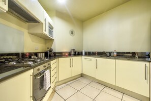 Fridge, microwave, oven, stovetop - Bright Georgian 1BR Flat in West End (Edinburgh)