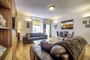 TV - Bright Georgian 1BR Flat in West End (Edinburgh)