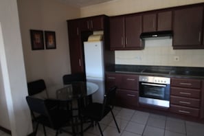 Apartment | Private kitchen | Fridge, microwave, oven, stovetop - Ithaca 4 (Margate)