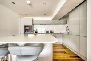 Fridge, oven, stovetop, dishwasher - Modern 1BR Home in Vibrant Leith Area (Edinburgh)