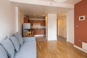 Living area - Cosy & Convenient Flat Near Victoria Station & Man Arena! (Manchester)