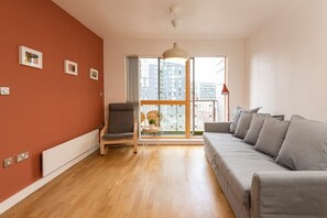 Living room - Cosy & Convenient Flat Near Victoria Station & Man Arena! (Manchester)