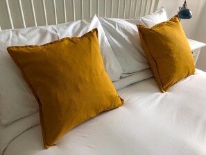 Iron/ironing board, bed sheets