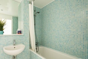 Bathroom - Cosy & Convenient Flat Near Victoria Station & Man Arena! (Manchester)