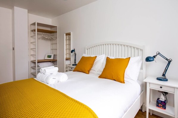 Iron/ironing board, bed sheets