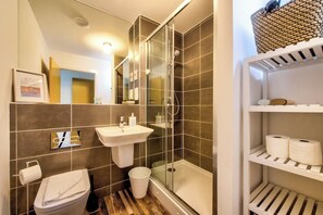 2 bedrooms, bed sheets - Bright 2BR Home Near Royal Mile (Edinburgh)