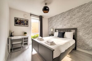 2 bedrooms, bed sheets - Bright 2BR Home Near Royal Mile (Edinburgh)