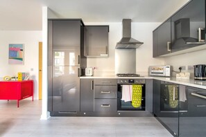 Buzdolabı, mikrodalga fırın, fırın, set üstü ocak 