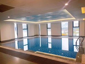 Innenpool, Außenpool, geöffnet von 06:00 Uhr bis 22:00 Uhr, Liegestühle