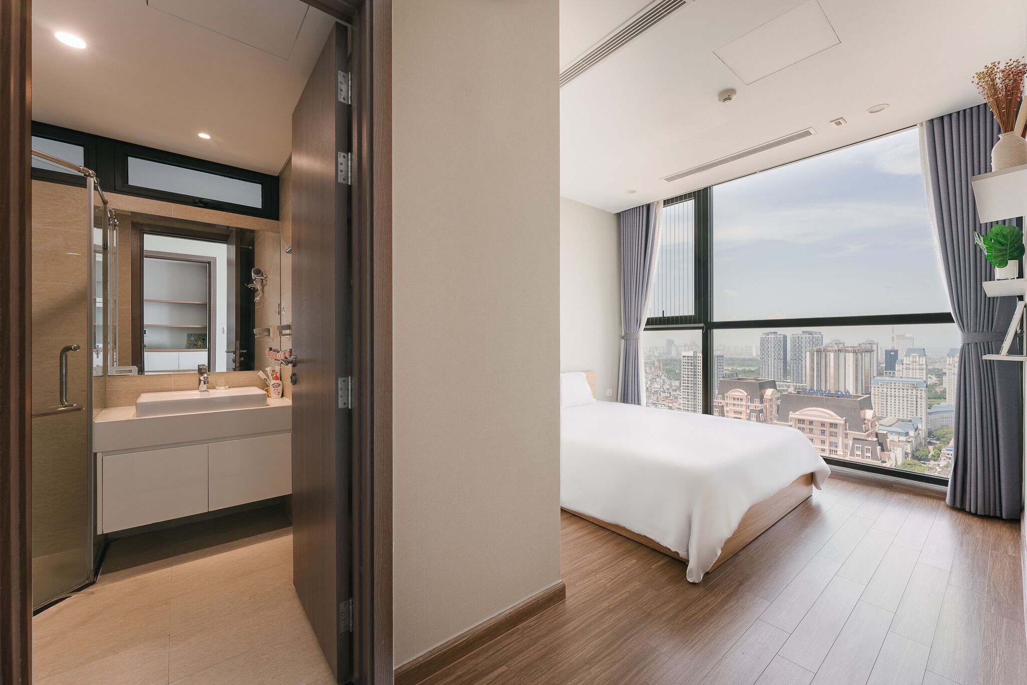 Superior-íbúð | Sérhannaðar innréttingar, sérvalin húsgögn, skrifborð