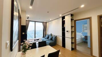 Deluxe Apartment | Individually decorated, individually furnished, desk, laptop workspace