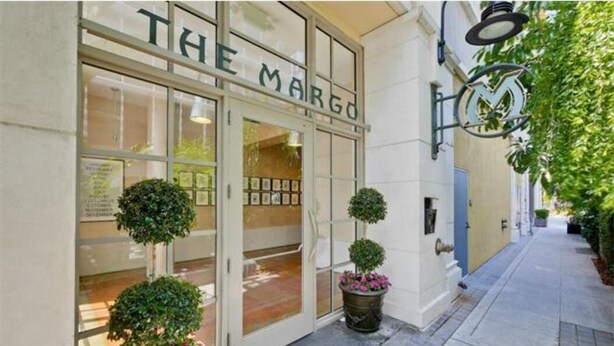Una vetrina con un cartello che riporta la scritta 'THE MARGO'.