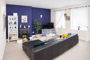 Three-Bedroom Apartment | Living area | 40-inch Smart TV with digital channels, Netflix, streaming services