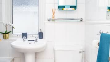 Apartemen | Kamar mandi | Kombinasi shower/bathtub dan perlengkapan mandi gratis