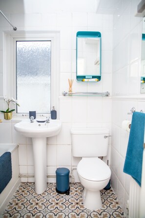 Lejlighed | Badeværelse | Kombination af bruser/badekar, gratis toiletartikler, hårtørrer