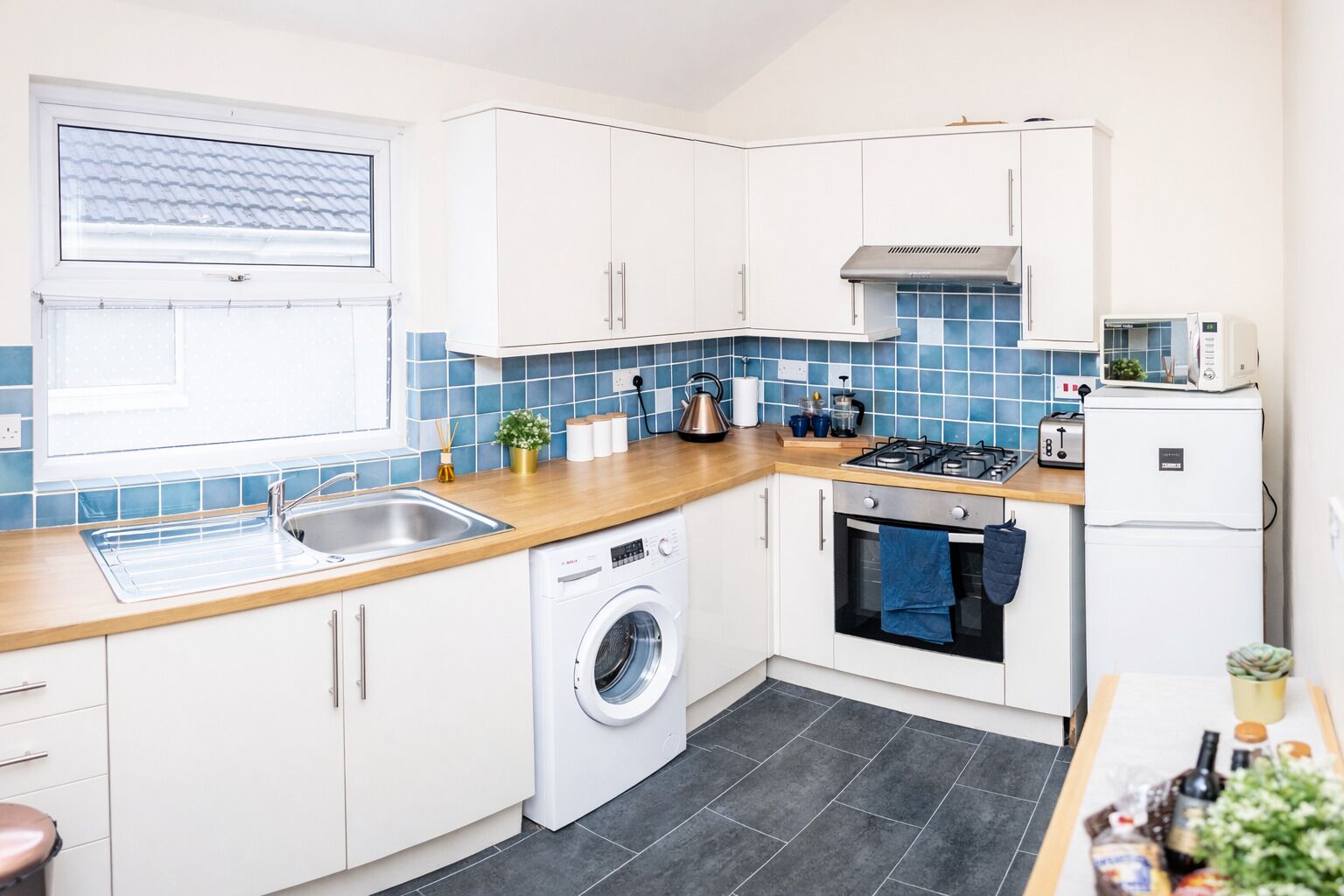 Apartamento | Cozinha privada | Geladeira grande, micro-ondas, fogão, cooktop