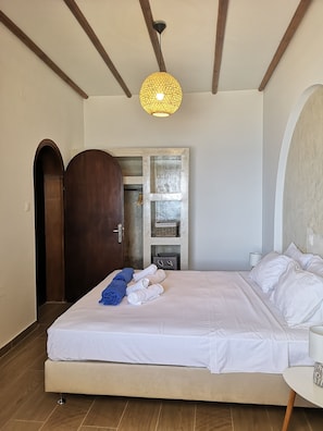 4 chambres, bureau, chambres insonorisées, fer et planche à repasser