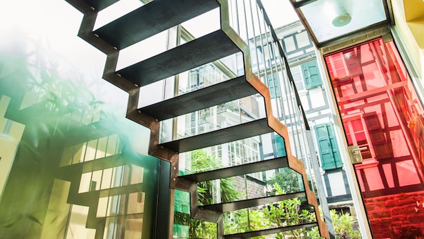 A modern staircase with glass railings and a metal frame, leading to a lower level. - Haus in Bewegung (Neunkirchen-Seelscheid)