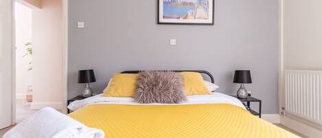 公寓 | 2 多间卧室、特色装修、特色家居、办公桌