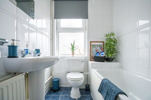 Two-Bedroom Apartment | Bathroom | Combined shower/tub, free toiletries, hair dryer, towels - Ella Fitzgerald - Luxury 2 Bedroom Apt (Cardiff)