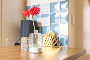 Breakfast area - Ella Fitzgerald - Luxury 2 Bedroom Apt (Cardiff)