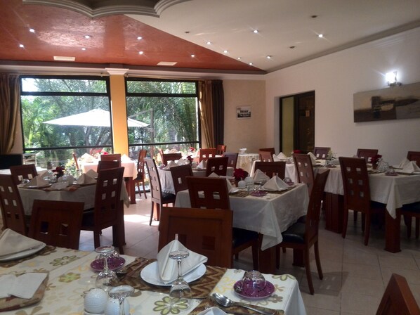 Se sirven desayunos, almuerzos y cenas; cocina local e internacional