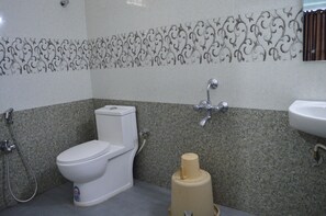 Deluxe Double Room, 1 Double Bed | Bathroom