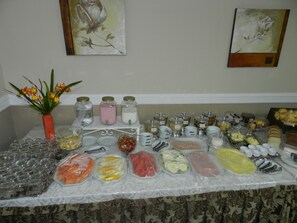 Free daily buffet breakfast - Paradise Inn Hotel e Lazer (Catanduva)