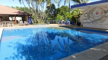 Quarto superluxo | Piscina externa | Piscina externa, funciona das 8h às 10h, espreguiçadeiras