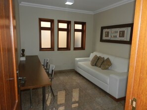 Ropa de cama de alta calidad y minibar 