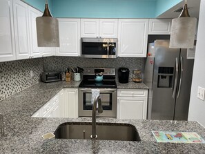 Kjøleskap, mikrobølgeovn, ovn og kokeplater