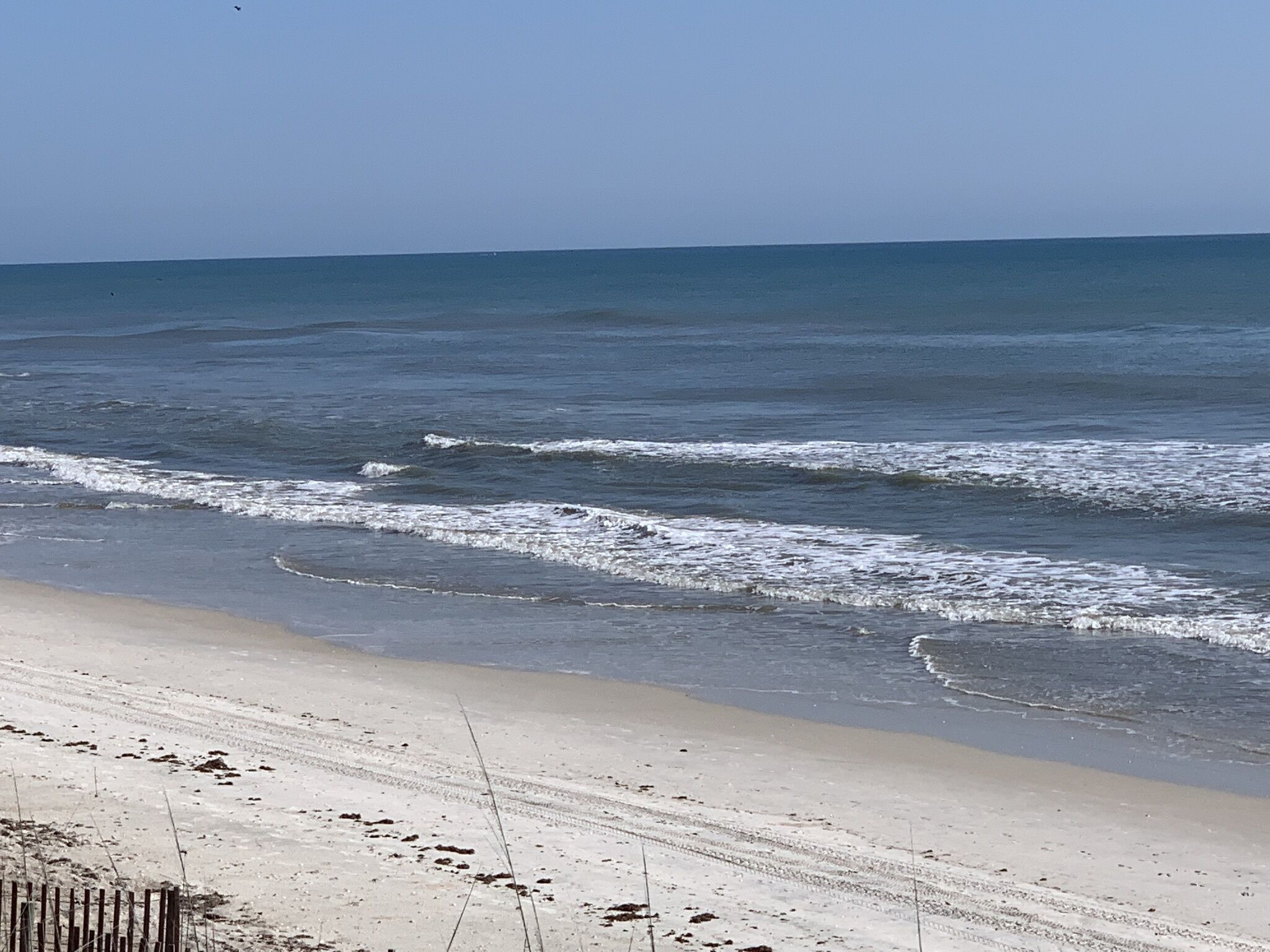 Solstolar, parasoller och strandhanddukar