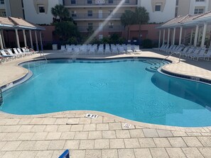 Utendørsbasseng og et oppvarmet basseng