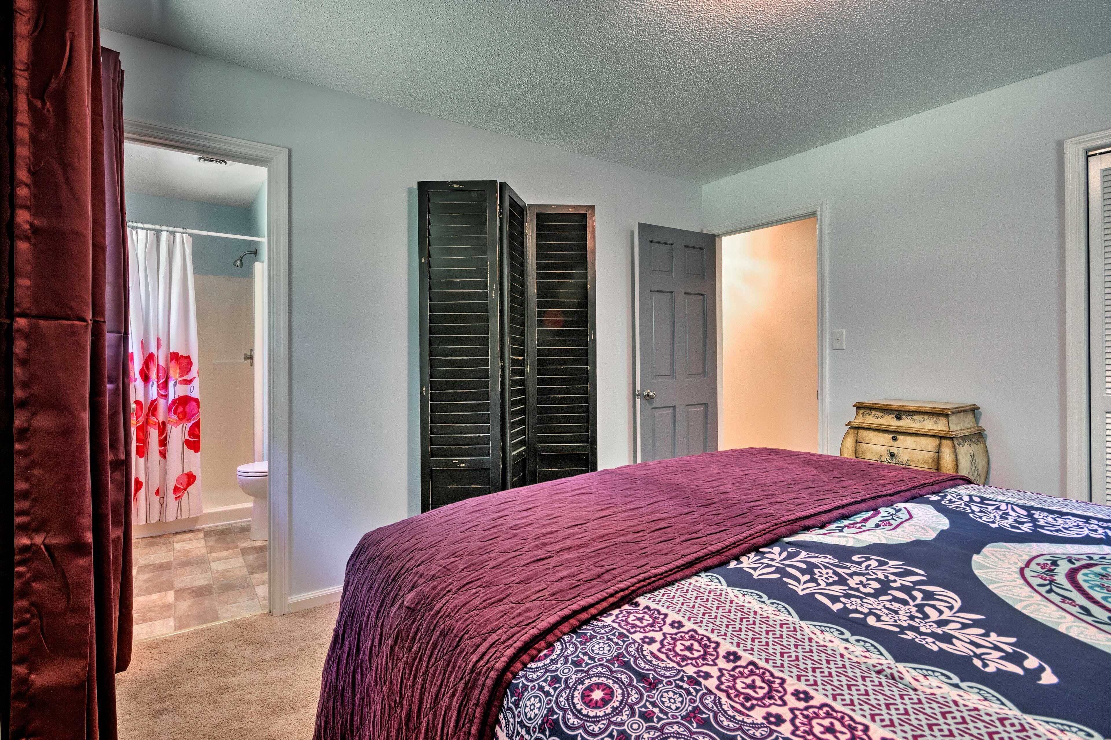 4 bedrooms, desk, iron/ironing board, Internet