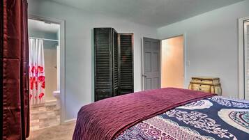 4 bedrooms, desk, iron/ironing board, Internet