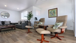 TV, books - "Horizons" Unit 4 - Beachfront Unit (BARGARA)