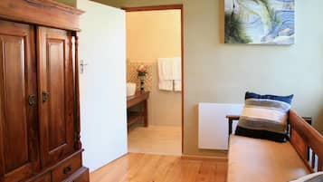 23 bedrooms, WiFi, bed sheets
