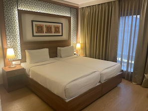 Ropa de cama de alta calidad, cubrecamas y minibar