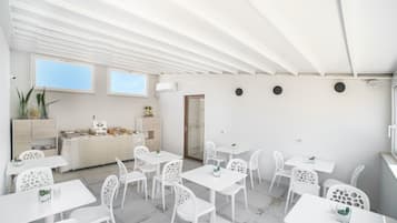 Café da manhã com buffet grátis todos os dias