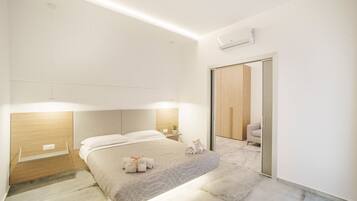 Suíte luxo, sacada | Lençóis italianos Frette, roupas de cama premium, edredons de pluma