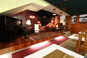 Se sirven desayunos, almuerzos y cenas; cocina regional