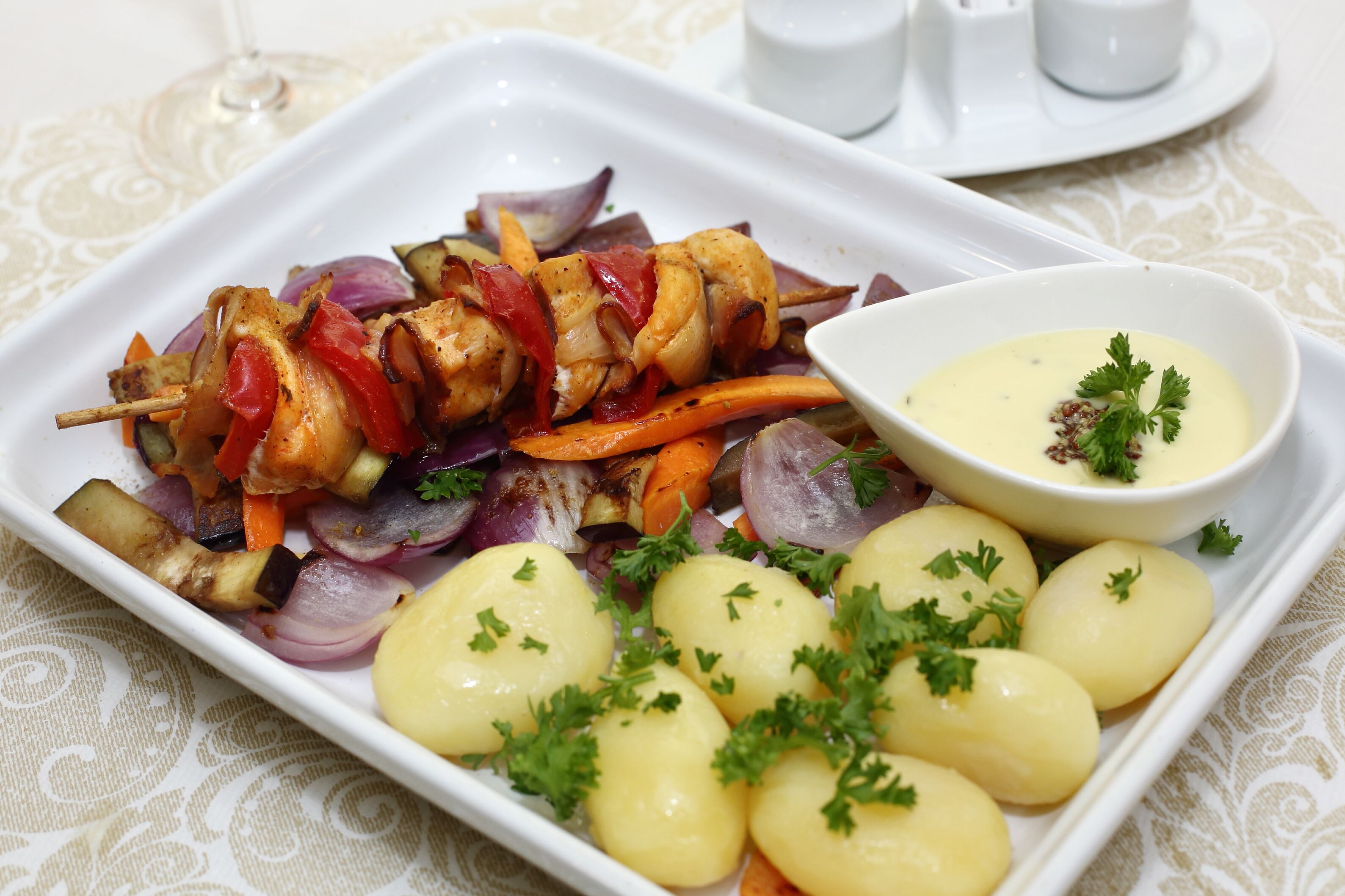 Café da manhã, almoço e jantar; culinária regional 