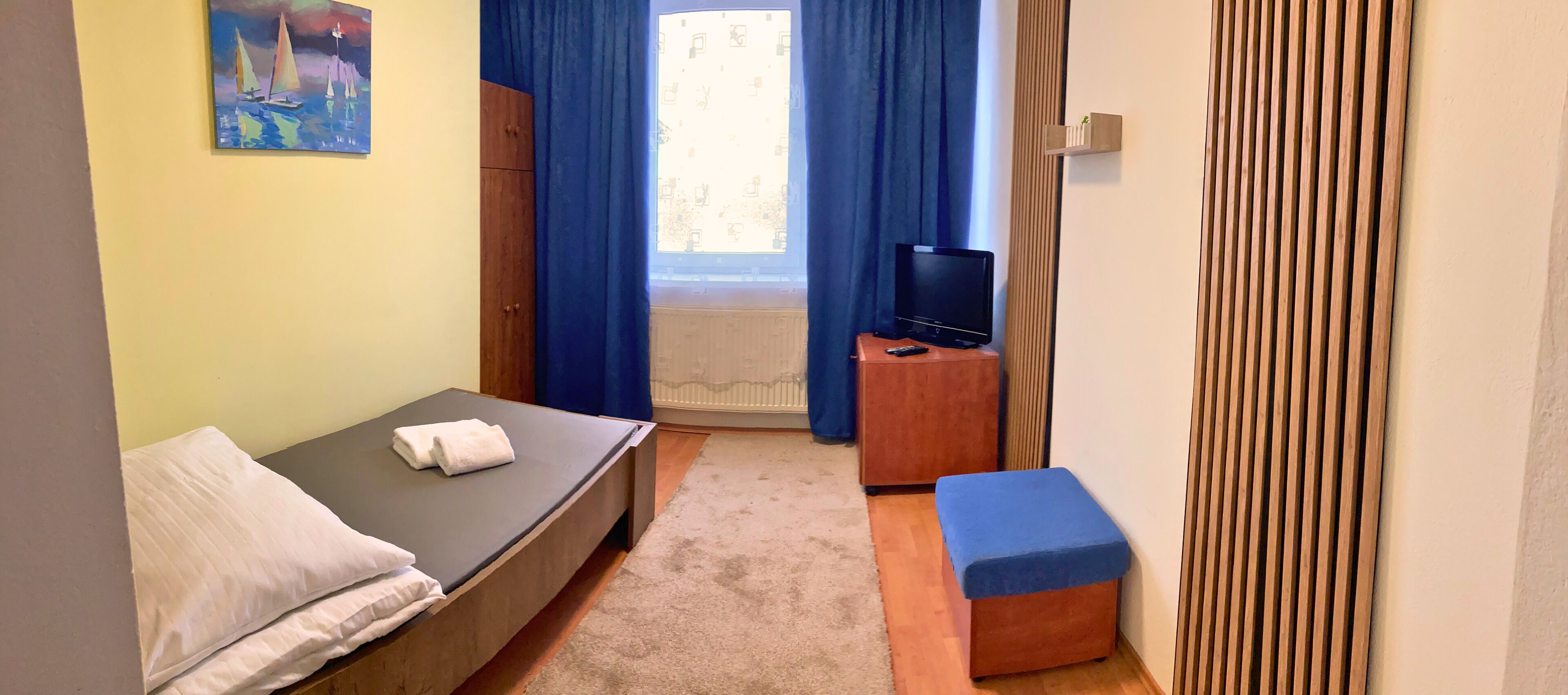 Kamar Single Klasik | Meja kerja dan seprai linen